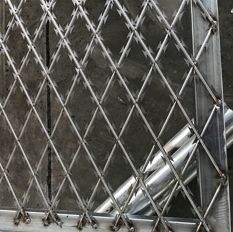 监狱刀片刺绳网片 焊接刀片刺隔离网